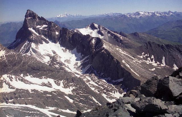 Goléon p01-22.jpg - AU SOMMET. A l'arrière plan le Mont-Blanc.Copyright PiR.